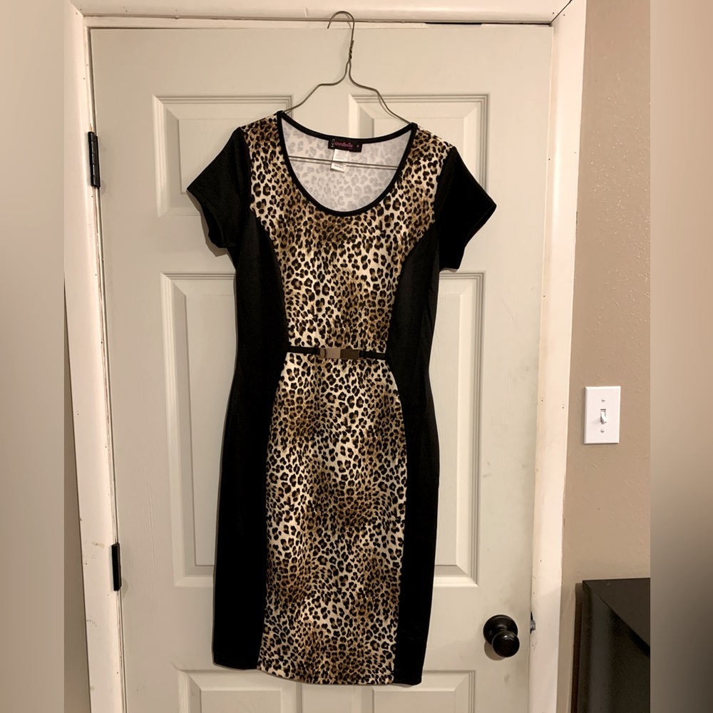 Medium leopard print form fitting dress. Makes you have the perfect figure